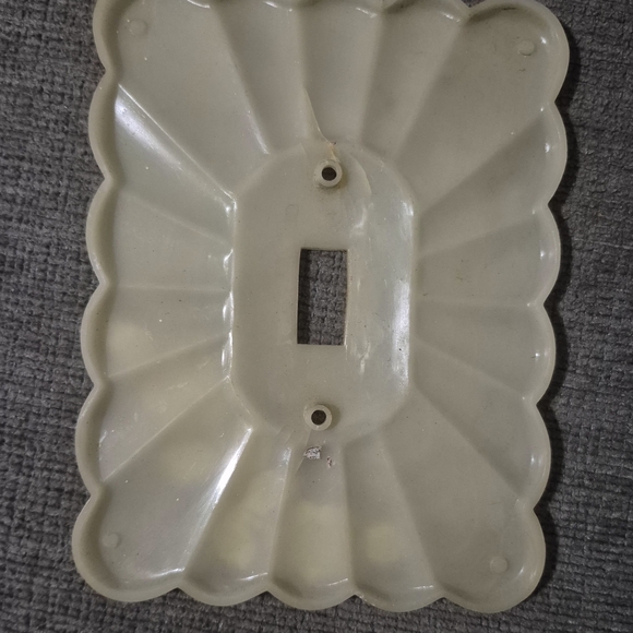 Elegant Cream Floral Wall Plate - Picture 2 of 4